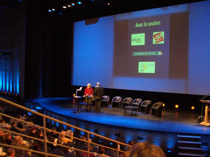 2004/photos/Reeves_conf_01.jpg