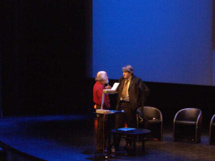 2004/photos/Reeves_conf_03.jpg