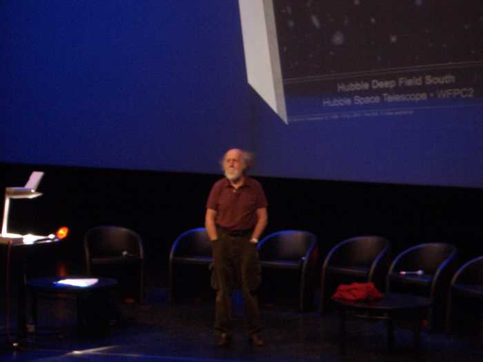 2004/photos/Reeves_conf_06.jpg