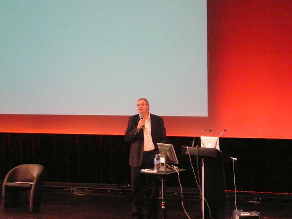 Alain Cirou, le maître de cérémonie de ces Rencontres du Ciel et de l'Espace 2008/photos/Cirou.jpg