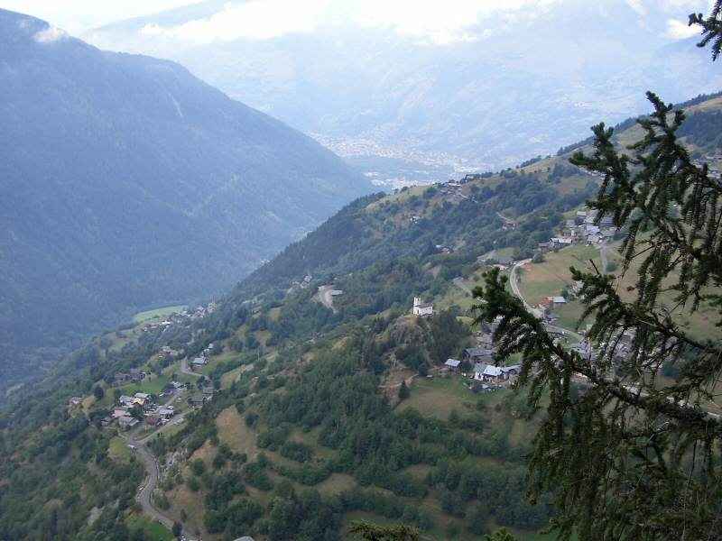En contrebas : la chapelle Saint-Michel du Châtelard à Montvalezan arcs/falconniere/photos/montvalezan_chapelle_01.jpg