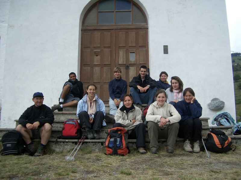 En haut, de gauche à droite : Cédric (quelle pose !), Nathalie (la blonde...), Cédric, Patricia, Nathalie (la brune). En bas : Claude, Chloé, Marjorie, Nathalie (l'autre brune !), Christelle. Manquent David (parti sauver la France) et Fanny (trop difficile la rando sur une jambe...). arcs/falconniere/photos/montvalezan_groupe.jpg