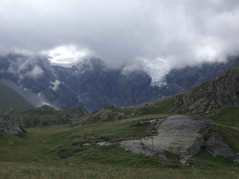 Les nuages nous laissent à peine apercevoir les glaciers arcs/monal/photos/monal_glaciers_01.jpg