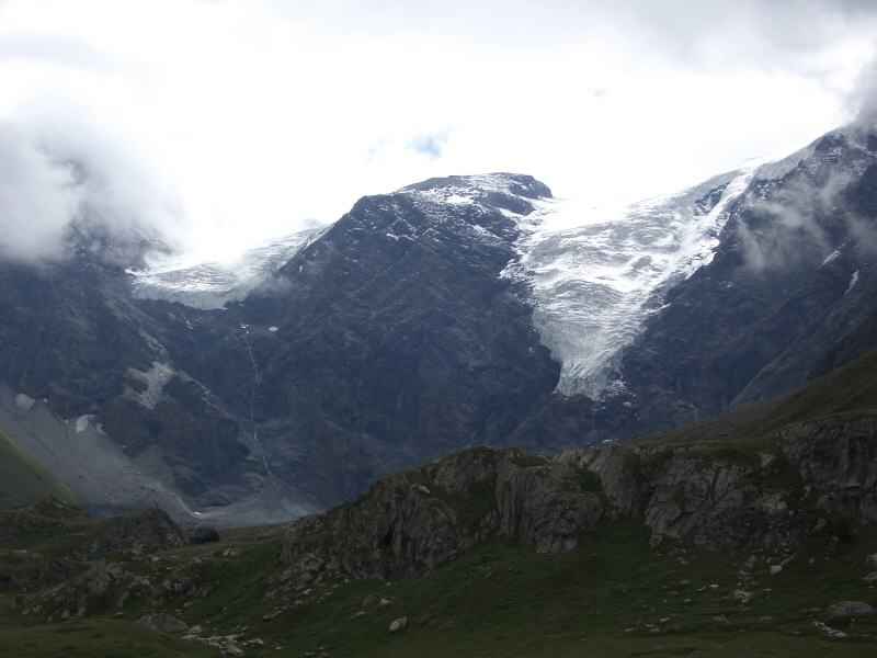 Une photo rapide pendant que les nuages permettent un instant une vue un peu plus dégagée... arcs/monal/photos/monal_glaciers_03.jpg