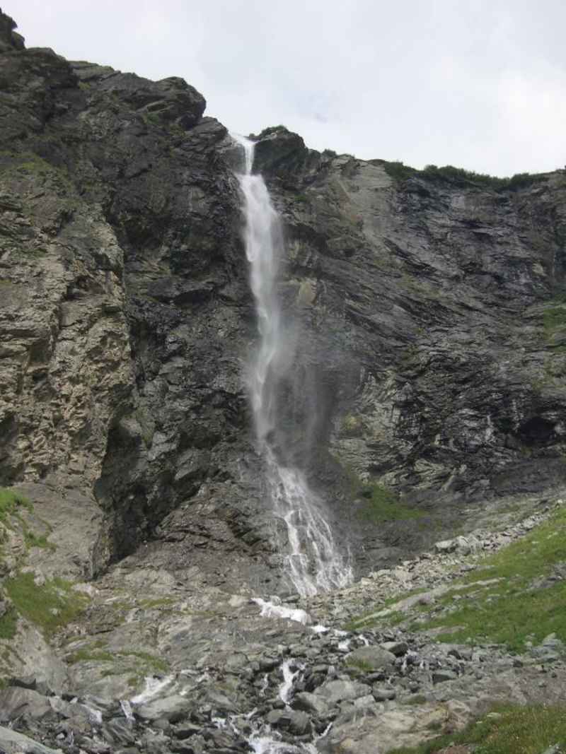 Dernier coup d'oeil à cette cascade avant arrivée à Rosuel (rien à voir avec l'extraterrestre, ça s'écrit pas pareil : Roswel !!!) arcs/vanoise/photos/vanoise_cascade_02.jpg