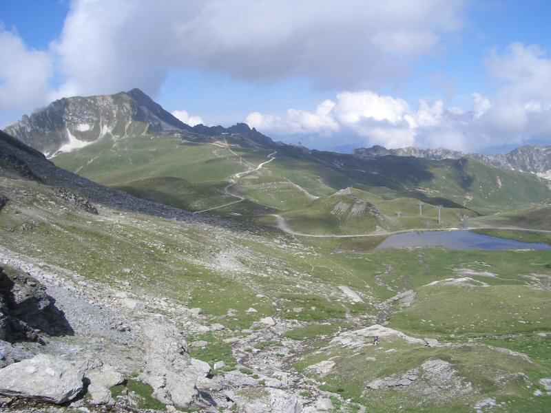 Effets d'ombres et de lumière par les nuages sur le relief accidenté entourant ce lac arcs/vanoise/photos/vanoise_panorama_02.jpg