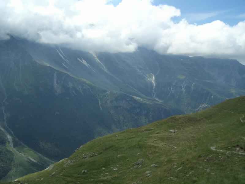 La couche nuageuse dessine une nouvelle ligne d'horizon arcs/vanoise/photos/vanoise_panorama_03.jpg