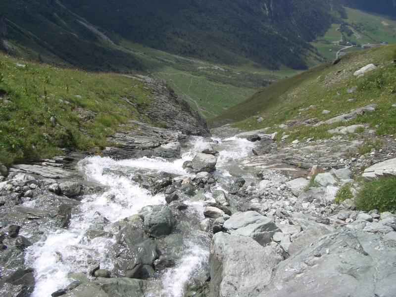 Traversée d'un torrent : un petit coup d'oeil en bas... arcs/vanoise/photos/vanoise_torrent_01.jpg