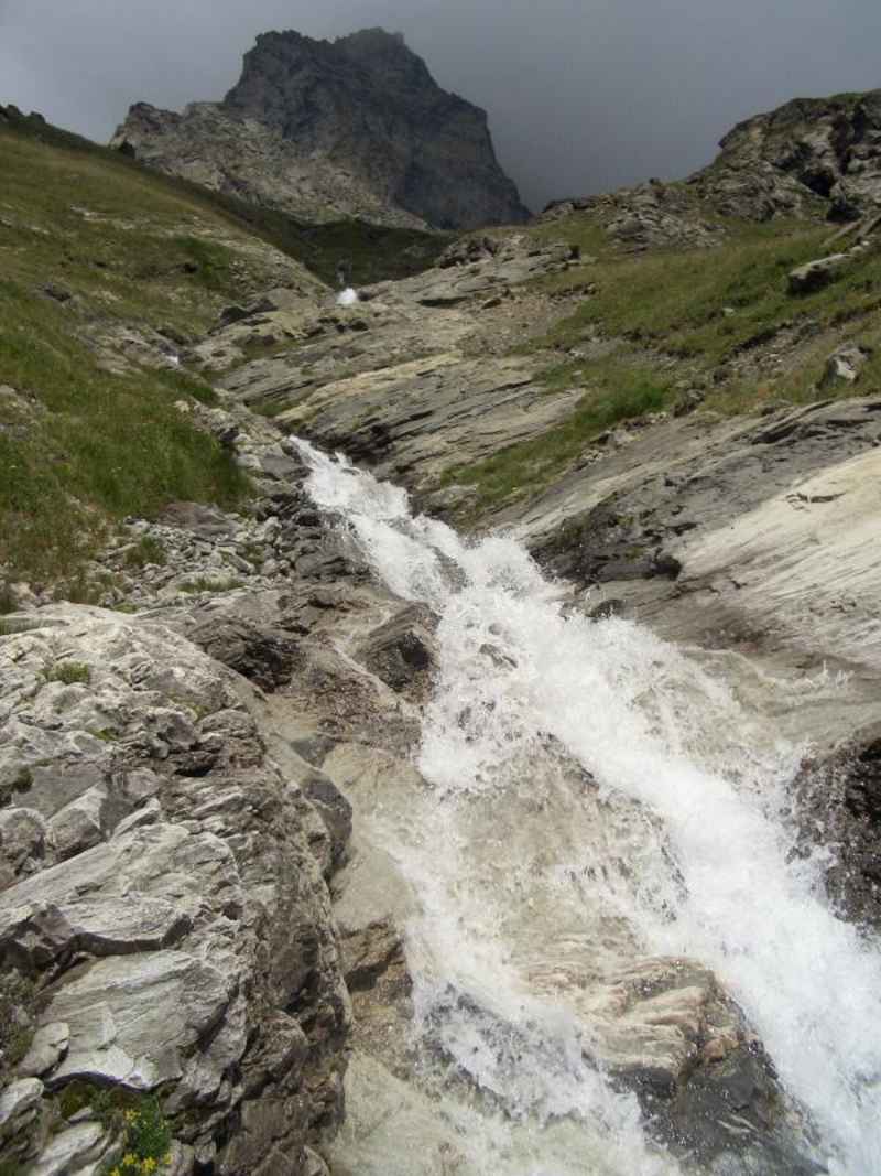 Un petit arrêt sur la passerelle, le temps d'une photo... arcs/vanoise/photos/vanoise_torrent_03.jpg