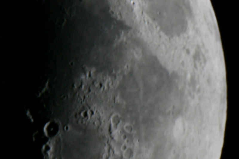 La Mer de la Fécondité (au centre), la Mer de la Tranquilité (à gauche), la Mer des Crises (en haut) astro/photos/lune07.jpg