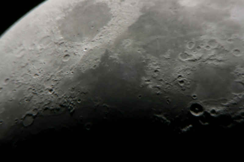 Mer des Crises et Mer de la Fécondité (en haut), Mer de la Tranquilité (en bas) astro/photos/lune11.jpg