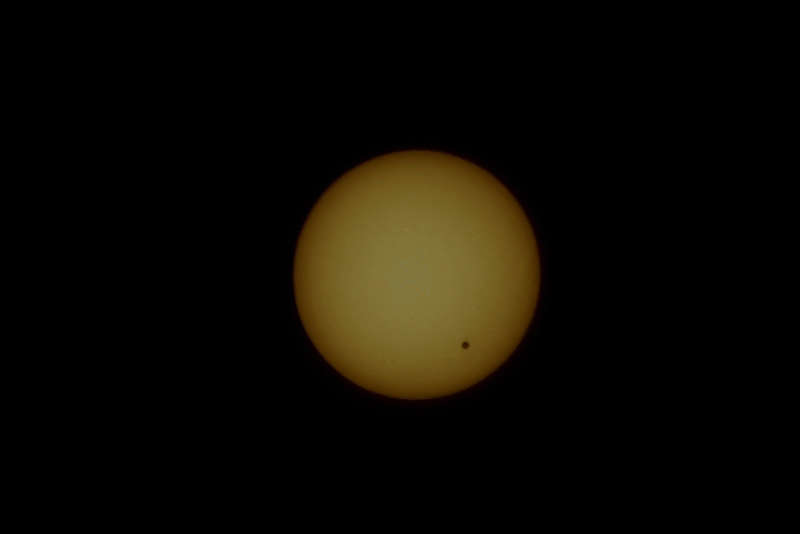 Transit de Vénus le 08/06/2004 immortalisé avec un compact derrière l'occulaire de jumelles équipées de filtre astrosolar astro/photos/transit.jpg