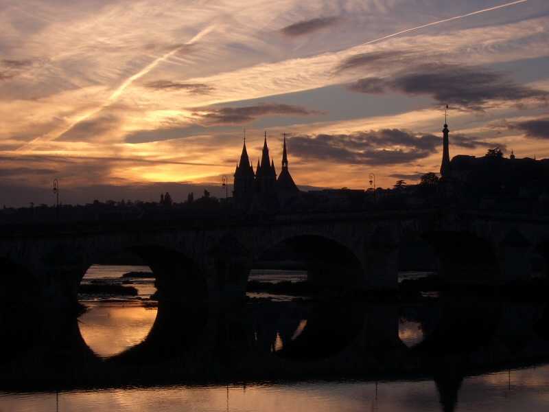 Coucher de soleil : Pont Jacques Gabriel et Eglise St Nicolas blois/photos/blois_06.jpg