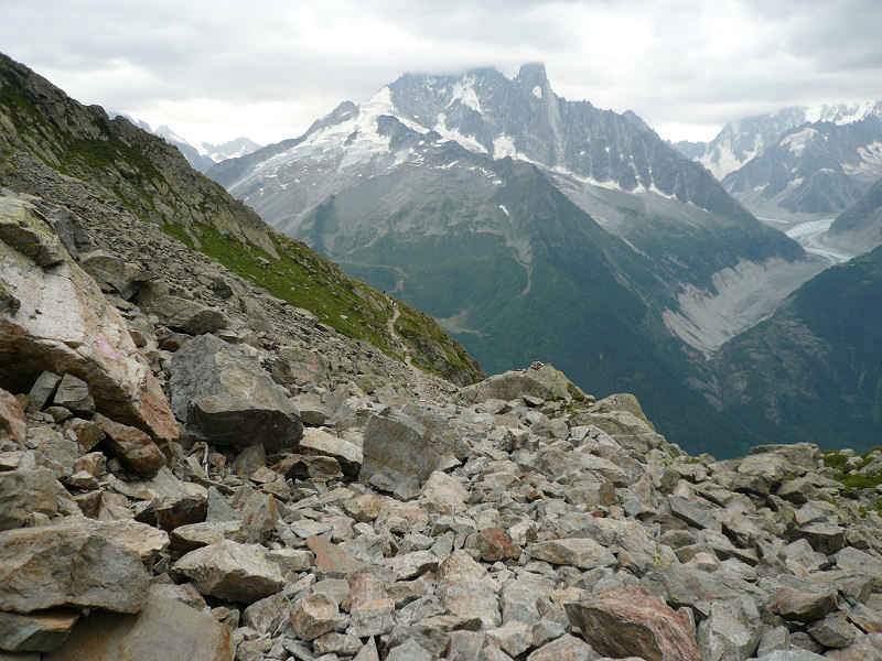 Bientôt la fin des éboulis à traverser chamonix/lac_blanc/photos/eboulis_01.jpg