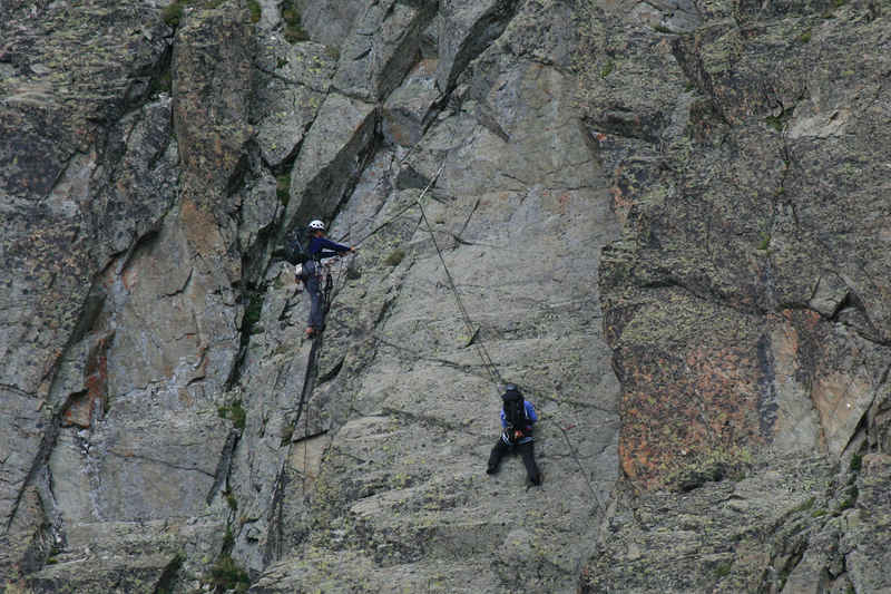 Une voie facile paraît-il... chamonix/lac_blanc/photos/escalade_01.jpg
