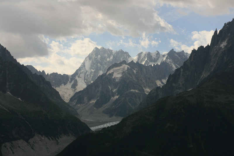 Les Grandes Jorasses sont encore visibles chamonix/lac_blanc/photos/mer_de_glace_01.jpg