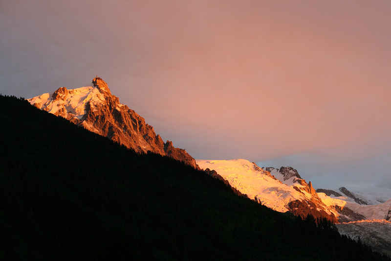 L'Aiguille du Midi au crépuscule chamonix/mont_blanc/photos/aiguille_du_midi_01.jpg