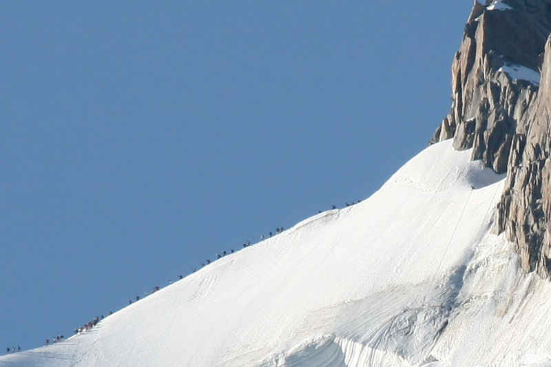 Petit zoom sur les courageux qui partent si tôt de l'Aiguille du Midi chamonix/mont_blanc/photos/aiguille_du_midi_05_zoom.jpg