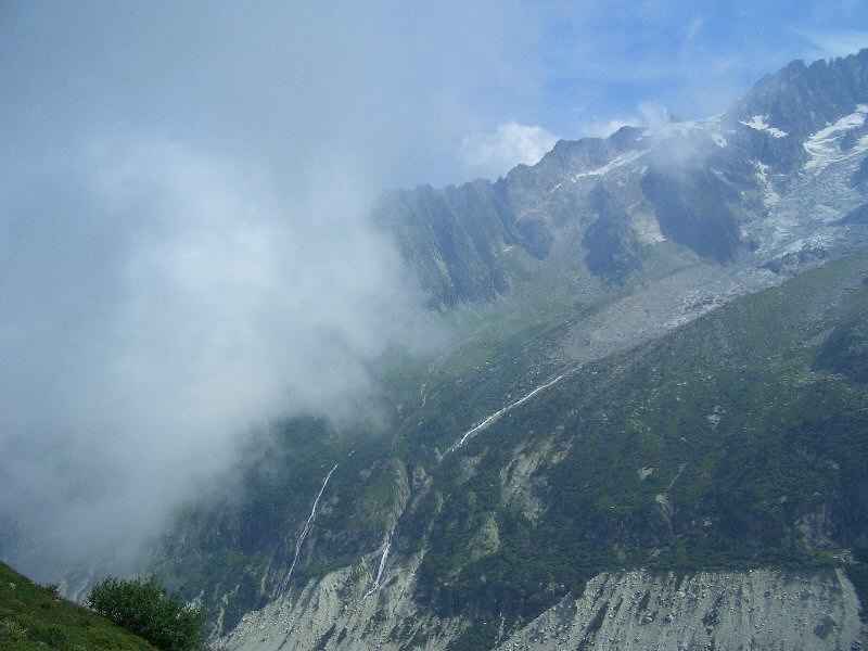 Les nuages approchent très vite... bientôt la tête dans les nuages ! contamines/chamonix/photos/chamonix_mer_glace_06.jpg