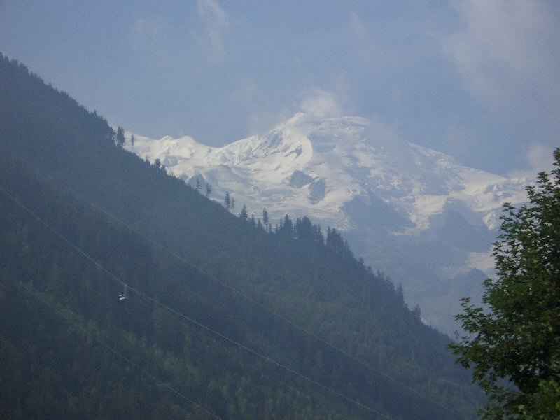 Le Mt Blanc vu depuis la gare de départ du train de Montenvers contamines/chamonix/photos/chamonix_mt_blanc_01.jpg