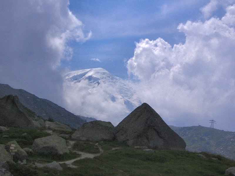 Apparition du Mt Blanc entre les nuages... contamines/chamonix/photos/chamonix_mt_blanc_03.jpg