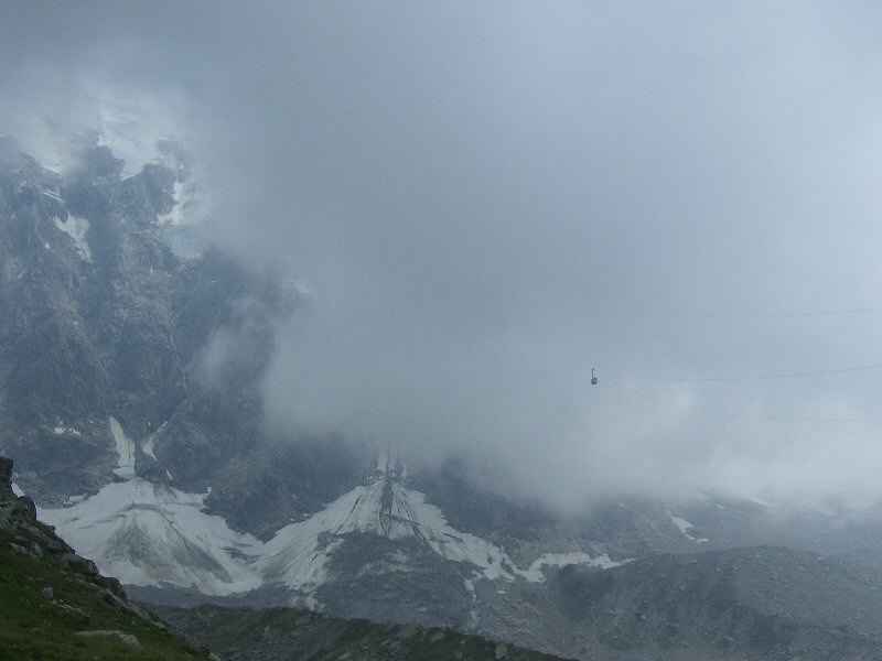 Le téléphérique de l'Aiguille du Midi : sortie des nuages ! contamines/chamonix/photos/chamonix_telepherique_03.jpg