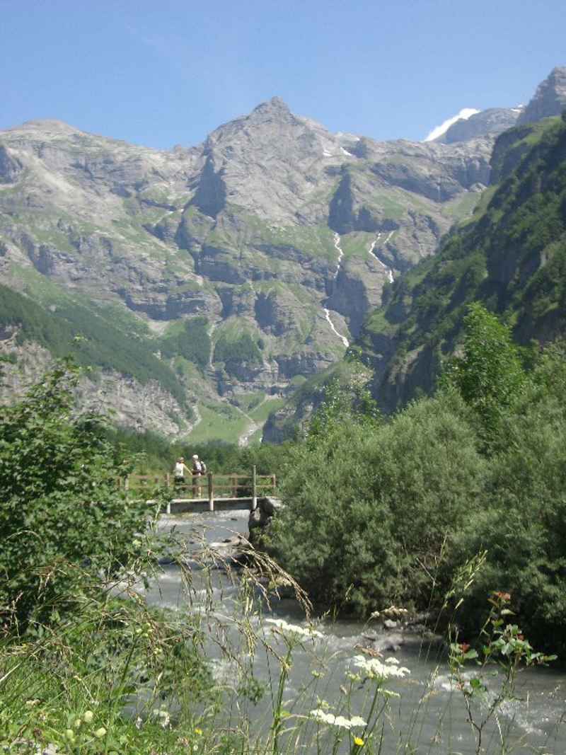 Pont sur le Giffre avant l'accès au Bout du Monde contamines/fer_cheval/photos/fer_cheval_bout_du_monde_02.jpg
