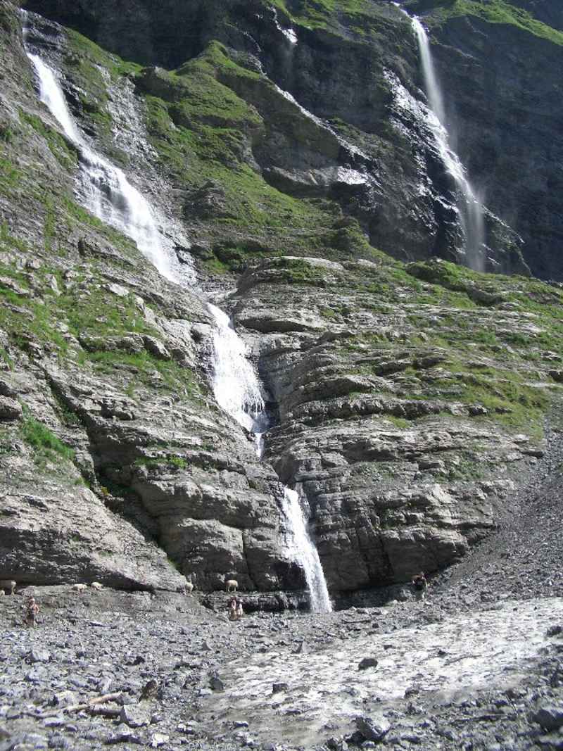 Cascade et névé au premier plan contamines/fer_cheval/photos/fer_cheval_cascade_07.jpg