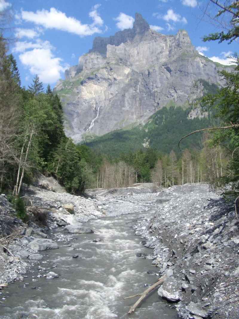 Le Giffre devant le pic de Tenneverge contamines/fer_cheval/photos/fer_cheval_giffre_05.jpg