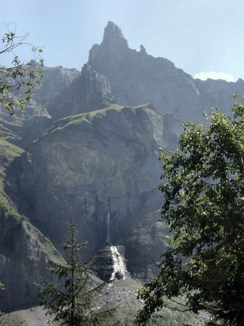 Le pic de Tenneverge (2989m) et la cascade 'la résurgence de la méridienne' contamines/fer_cheval/photos/fer_cheval_pic_tenneverge_01.jpg
