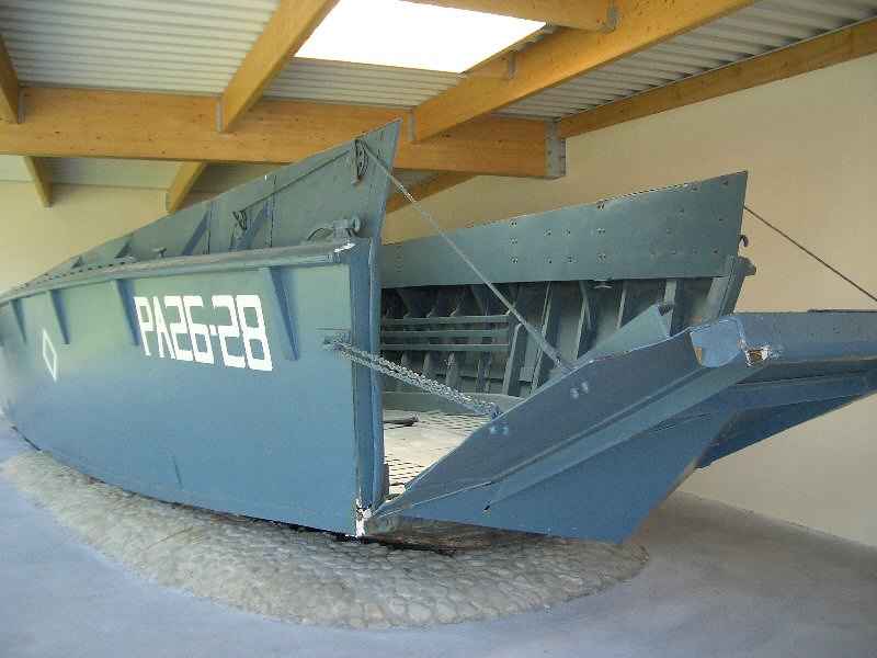 Une barge de débarquement (musée d'Omaha Beach) normandie/manche/photos/normandie_debarquement.jpg