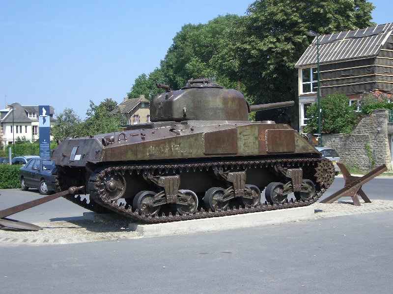 Un char devant un musée d'Omaha Beach... normandie/manche/photos/normandie_omaha_char.jpg