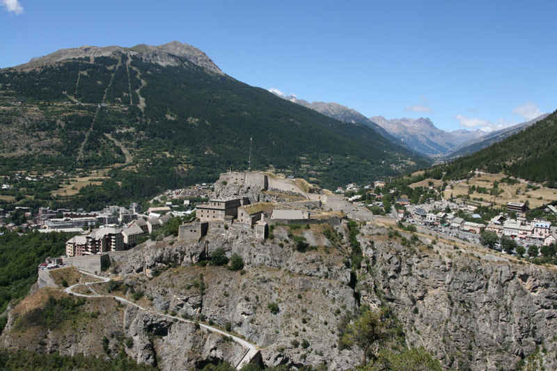 Un peu plus haut... vue sur Briançon serre_che/briancon/photos/briancon_05.jpg