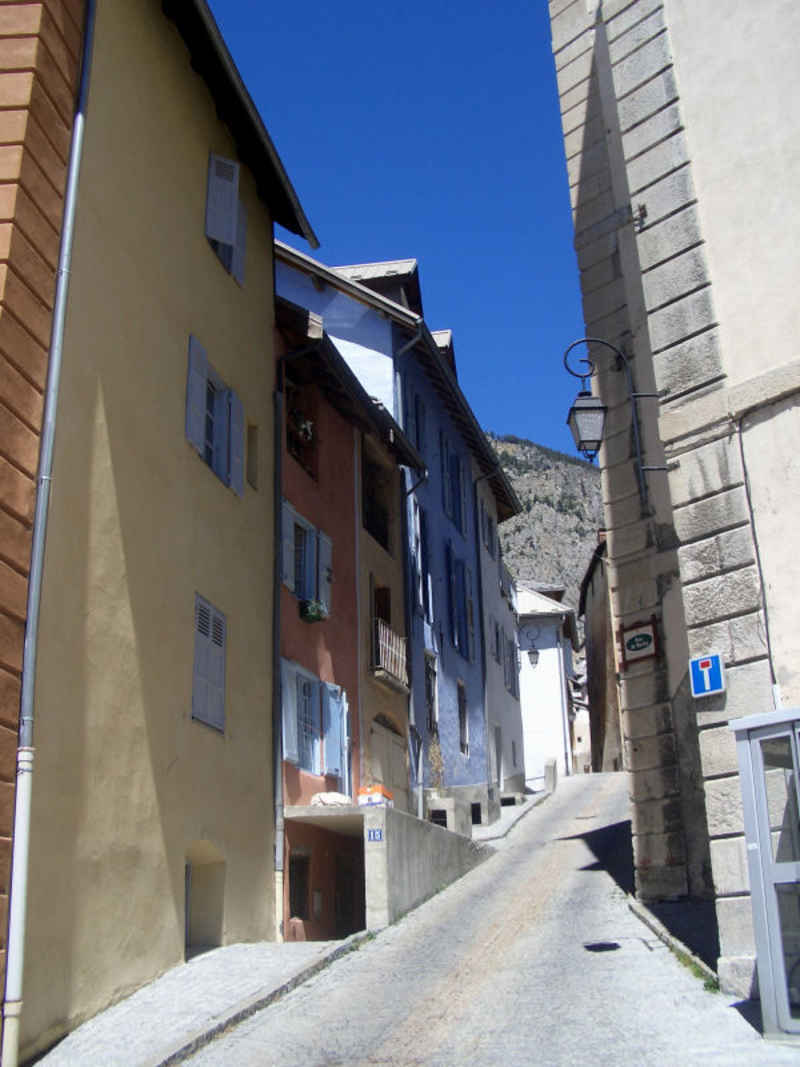 Les ruelles colorées de Briançon... serre_che/briancon/photos/briancon_09.jpg