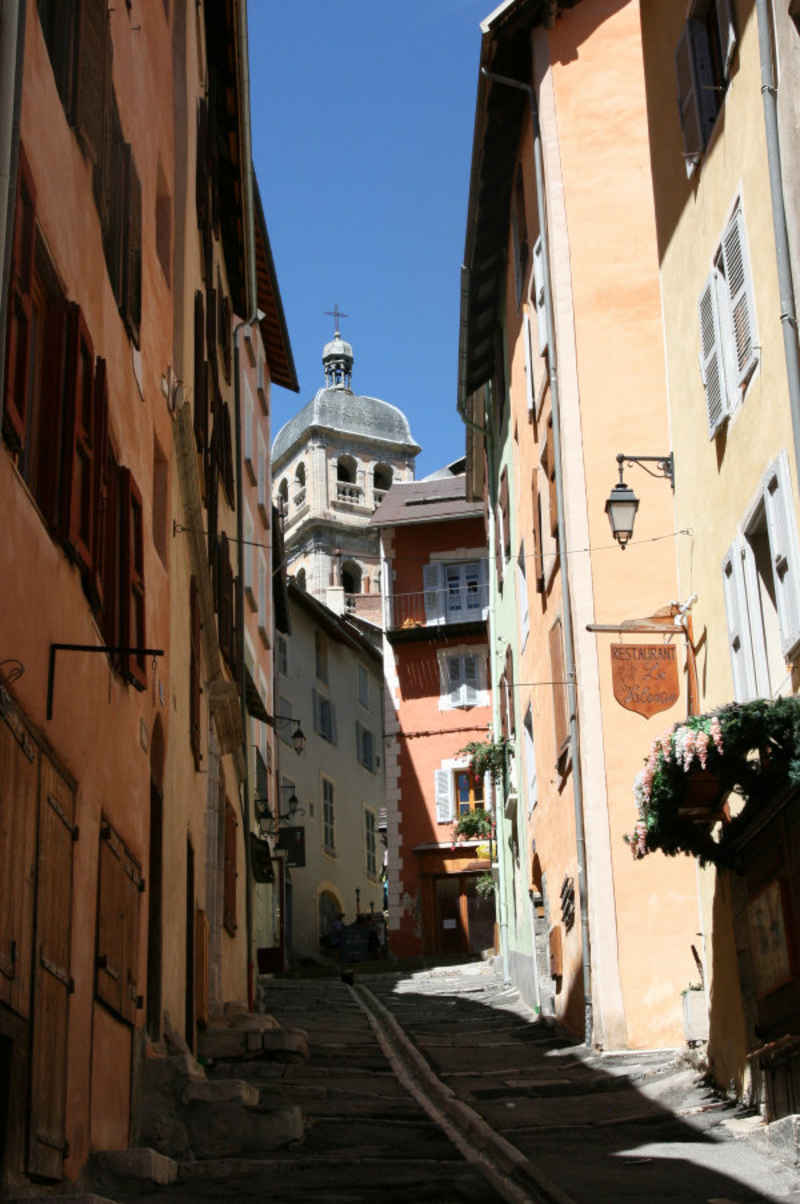 Au milieu de ces ruelles, la 'Petite Gargouille' permettait l'alimentation en eau pour lutter contre les incendies serre_che/briancon/photos/briancon_10.jpg