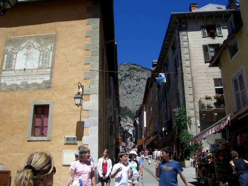 Au centre de la ruelle, la 'Grande Gargouille', héritage du Moyen-Age serre_che/briancon/photos/briancon_12.jpg