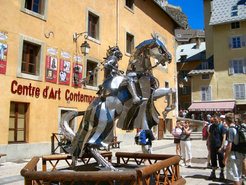 Le chevalier (je pouvais pas louper ça !) garde l'entrée du Centre d'Art Contemporain ! serre_che/briancon/photos/briancon_14.jpg