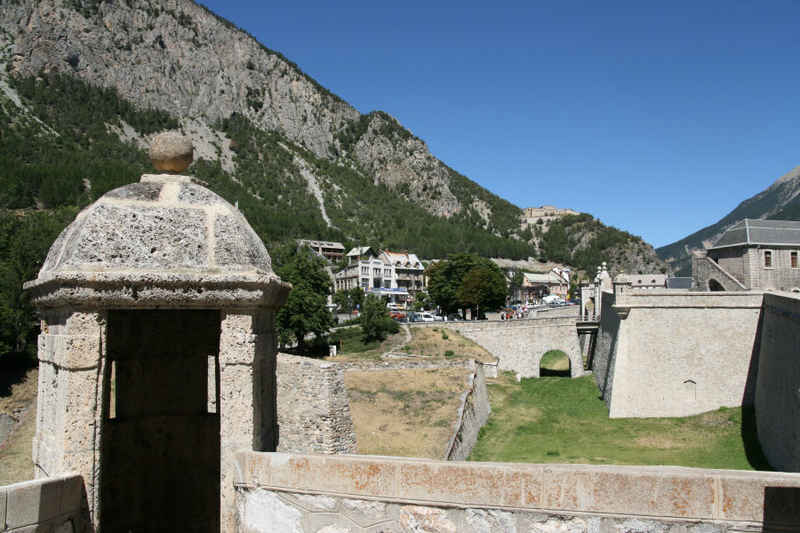Le fossé de la Cité Vauban entourant la ville serre_che/briancon/photos/briancon_15.jpg