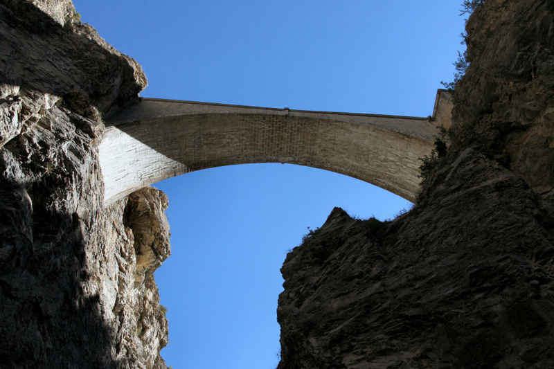 Le Pont d'Asfeld vu de dessous serre_che/briancon/photos/briancon_asfeld_02.jpg