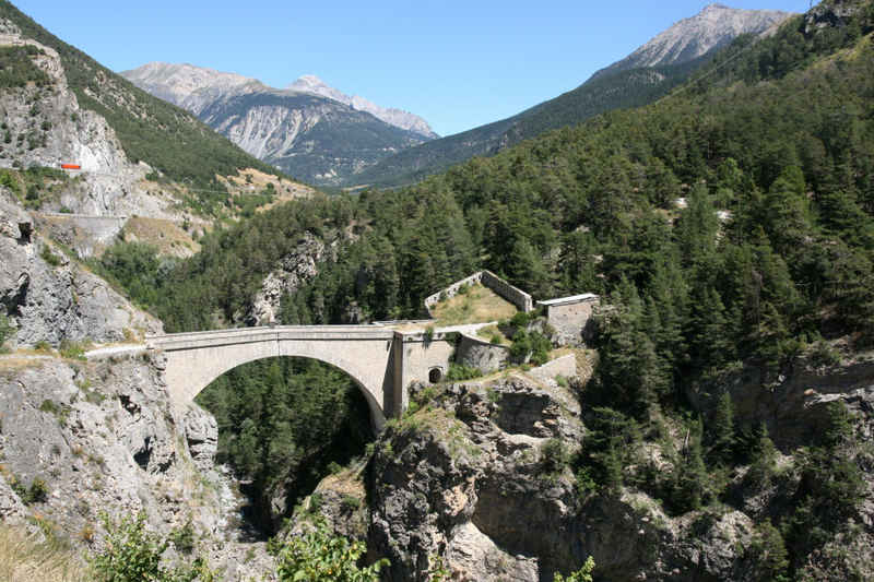 Dernier coup d'oeil sur le Pont d'Asfeld avant d'entrer dans Briançon serre_che/briancon/photos/briancon_asfeld_04.jpg