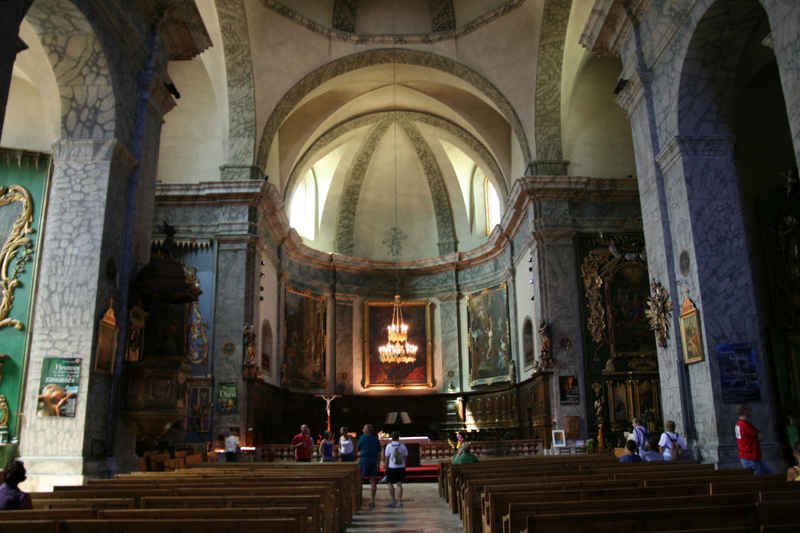 L'intérieur de la Collégiale... en faux marbre serre_che/briancon/photos/briancon_collegiale_02.jpg