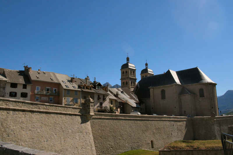 et sur la Collégiale Notre-Dame serre_che/briancon/photos/briancon_collegiale_03.jpg