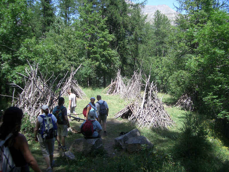 Tiens, un village bien étrange !... serre_che/mine/photos/tipis_01.jpg