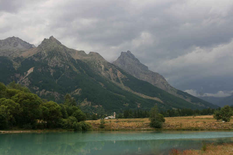 Monêtier n'est plus très loin, dernier coup d'oeil en arrière vers ces gros nuages noirs menaçants ! serre_che/monetier/photos/monetier_04.jpg