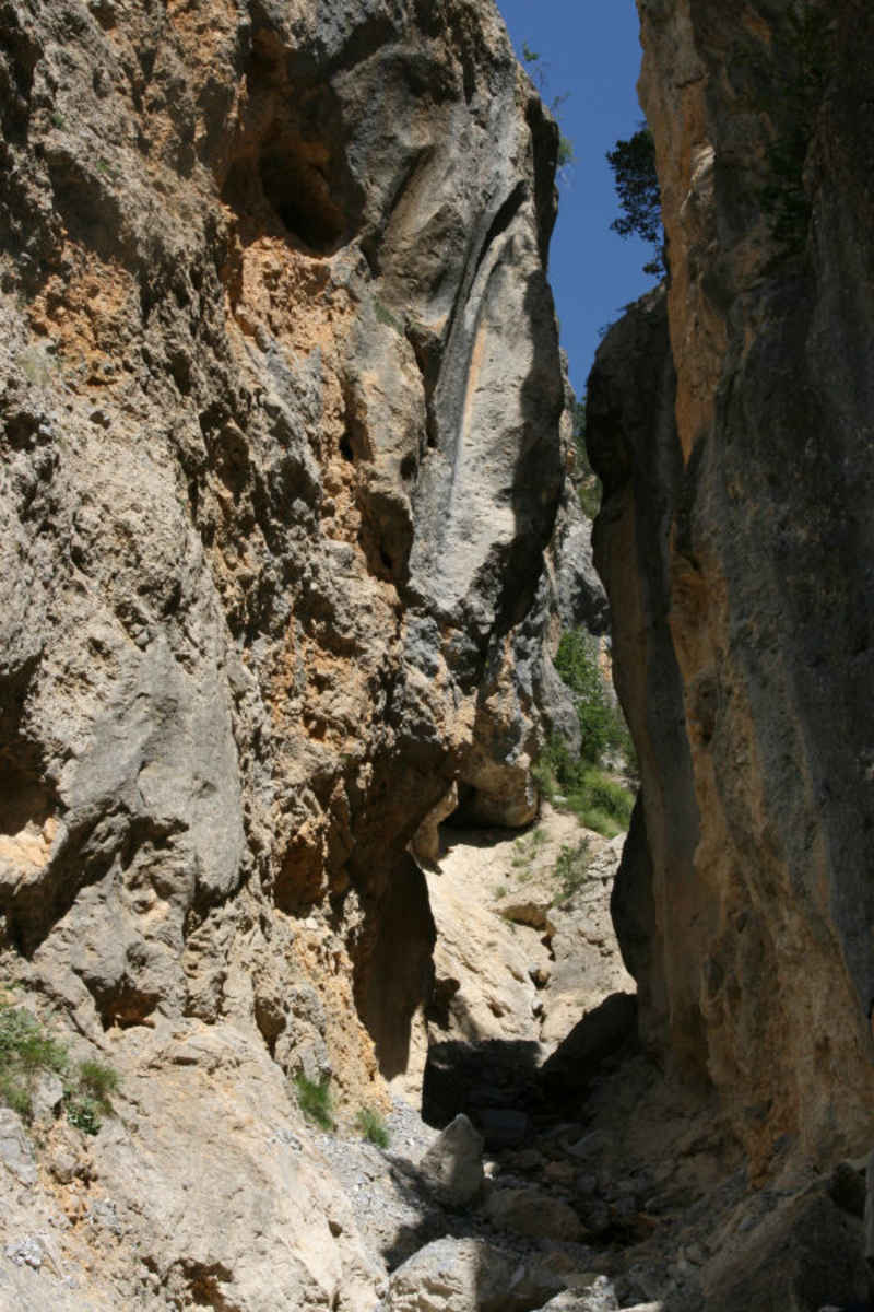 Les cargneules : roches formées par du calcaire (carbonate de calcium) et de la dolomite (carbonate de magnésium) dissoute par les eaux riches en sulfate serre_che/pamplinet/photos/grotte_02.jpg