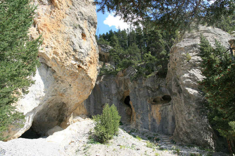 La Grotte aux 50 ânes (au fond) : 'karst' provenant de la dissolution du calcaire contenu dans les cargneules serre_che/pamplinet/photos/grotte_03.jpg
