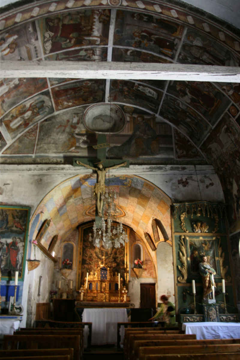 Vue du choeur de l'église et de la voûte supportant ces fresques serre_che/pamplinet/photos/pamplinet_05.jpg