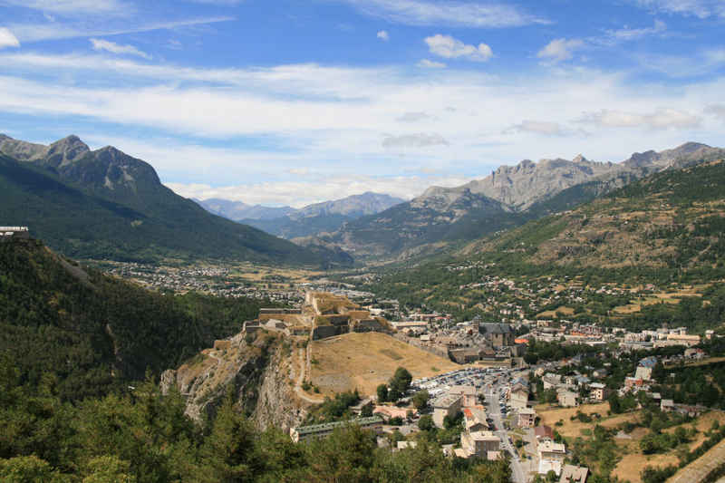 Direction le Fort des Salettes, avec vue plongeante sur Briançon serre_che/salettes/photos/briancon_17.jpg