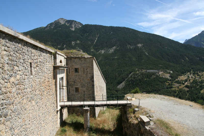 Arrivée à l'entrée du Fort des Salettes serre_che/salettes/photos/briancon_fort_salettes_01.jpg