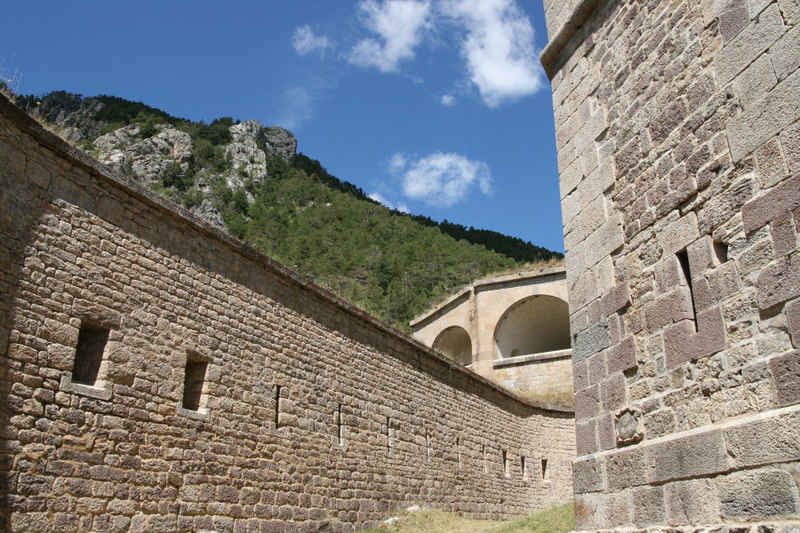 Une fois pénétré à l'intérieur de la forteresse de Vauban... serre_che/salettes/photos/briancon_fort_salettes_02.jpg